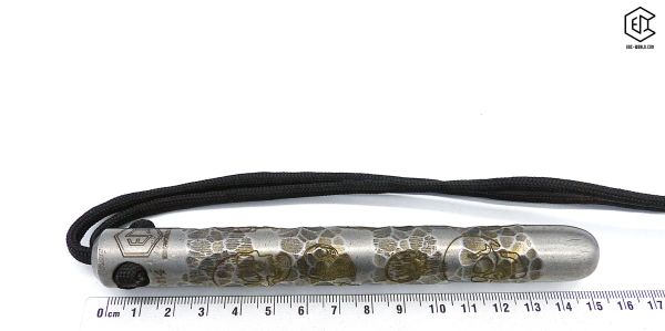 Handgeschmiedeter Kubotan HC-22-2 Unikat (Custom Made) von vorne auf weißem Hintergrund. Seriennummer SN sichtbar, Totenkopf-Gravur, schwarzer Paracord-Fangriemen, 3 Bohrungen. GPSR: Chargennummer/Hersteller SN für Rückverfolgbarkeit. Nur als Grifffestige